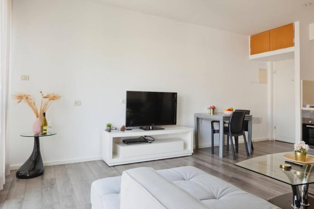 Big Apartment Next To Gordon Beach Plus Free Parking Tel Aviv Exterior foto
